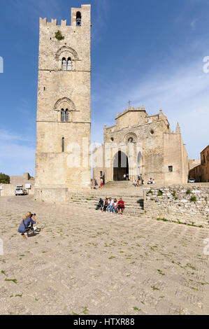 Frau fotografieren Touristen außerhalb Kathedralkirche, Chiesa Madre, Erice, Sizilien, Italien Stockfoto