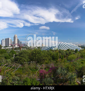 Gärten durch die Bucht und den Singapore Flyer, Singapur Stockfoto