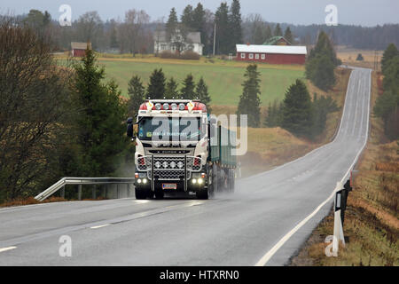 SALO, Finnland - 20. November 2016: Maßgeschneiderte Scania LKW mit Rammschutz und Beleuchtung Zubehör MHL-Trans für Zuckerrüben Transport bewegt sich entlang wir Stockfoto