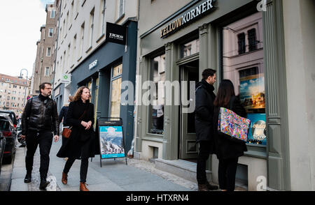 Menschen auf Neue Schonhauser Strasse, modische Straße mit vielen Designer-Boutiquen in Mitte, Berlin, Deutschland Stockfoto