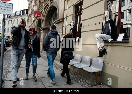 Menschen auf Neue Schonhauser Strasse, modische Straße mit vielen Designer-Boutiquen in Mitte, Berlin, Deutschland Stockfoto