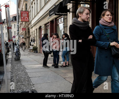 Menschen auf Neue Schonhauser Strasse, modische Straße mit vielen Designer-Boutiquen in Mitte, Berlin, Deutschland Stockfoto