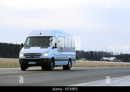 JOKIOINEN, Finnland - 3. Dezember 2016: Weiße Mercedes-Benz Sprinter Kleinbus mit Geschwindigkeit auf der Straße im Winter. Stockfoto