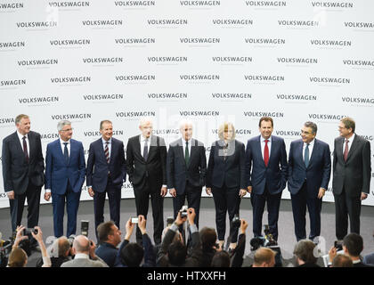 Matthias Mueller, Matthias Müller, CEO der deutsche Autobauer Volkswagen und seine Vorstandsmitglieder sind während der Pressekonferenz am Unternehmen Headquarte gesehen. Stockfoto