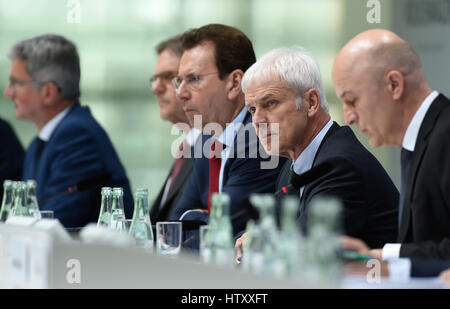 Matthias Mueller, Matthias Müller, CEO der deutsche Autobauer Volkswagen während der Pressekonferenz in den Gesellschaften gesehen ist Hauptsitz in Wolfsburg, March14 Stockfoto