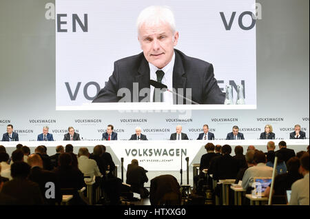 Matthias Mueller, Matthias Müller, CEO der deutsche Autobauer Volkswagen und seine Vorstandsmitglieder sind während der Pressekonferenz am Unternehmen Headquarte gesehen. Stockfoto