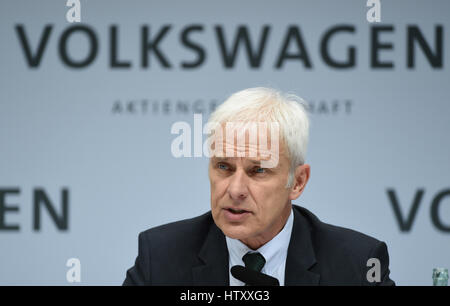 Matthias Mueller, Matthias Müller, CEO der deutsche Autobauer Volkswagen während der Pressekonferenz in den Gesellschaften gesehen ist Hauptsitz in Wolfsburg, March14 Stockfoto