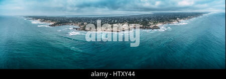 Aerial Panorama der Mornington Peninsula Küste bei stürmischem Wetter. Melbourne, Victoria, Australien Stockfoto