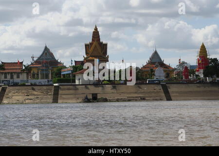 Blick auf Phnom Penh von Schnellboot, schmutzig, Braun, Fluss Mekong, Kambodscha, mächtige Haus Stockfoto