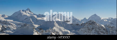 Panoramablick auf die Schweizer Alpen vom Gipfel Bella Tola. Stockfoto