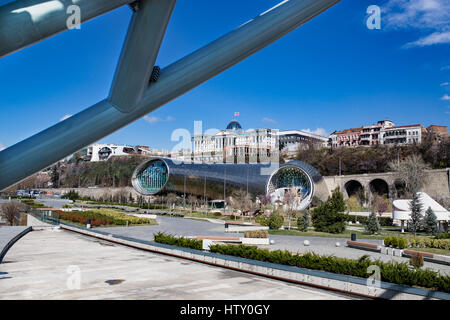 Blick auf Tbilisi aus die Brücke des Friedens. Im Hintergrund Concert Hall und die offizielle Residenz des georgischen Präsidenten. Georgien. Stockfoto