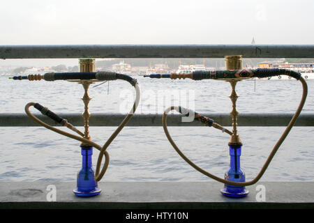 zwei orientalische Wasserpfeifen mit der Bosporus-Meerenge, Istanbul im Hintergrund Stockfoto