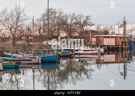 Sonnenuntergang auf Boote und Fischerhütten auf der Meer-Wasser-Lagune Stockfoto