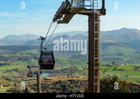 Seilbahn im Naturpark Cabárceno, Kantabrien, Spanien, Europa Stockfoto