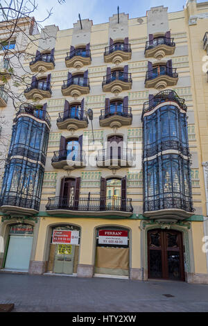 Casa Cama i Escurra, Jugendstilgebäude in Carrer Gran de Gràcia15, Barcelona, Katalonien, Spanien. Stockfoto