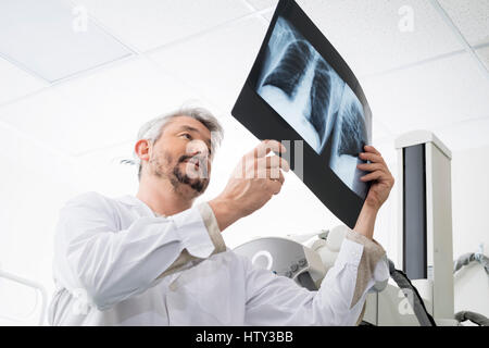 Männliche Radiologe, Röntgen-Thorax im Untersuchungsraum analysieren Stockfoto