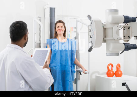 Männlichen Arzt nehmen Röntgen der Patientin im Krankenhaus Stockfoto