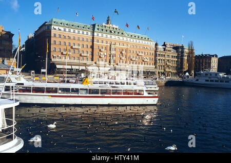 GRAND HOTEL Stockholm vom Wasser mit Booten und Vögel 2001 Stockfoto