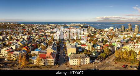 Panorama von Reykjavik in Island betrachtet von der Spitze der Hallgrimskirkja Kirche Stockfoto