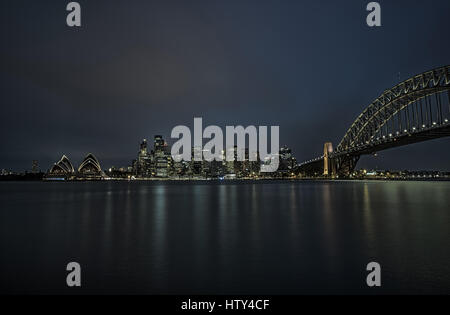 Sydney Innenstadt mit Opernhaus und die Harbour Bridge bei Nacht, New South Wales, Australien. Langzeitbelichtung. Stockfoto