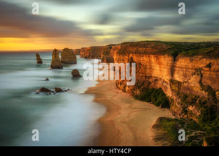 Sonnenuntergang über The Twelve Apostles entlang der berühmten Great Ocean Road in Victoria, Australien, in der Nähe von Port Campbell. Langzeitbelichtung. Stockfoto