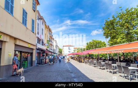 Tagesansicht des Place des Martyrs De La Resistance bei Touristen in Antibes, Frankreich. Stockfoto