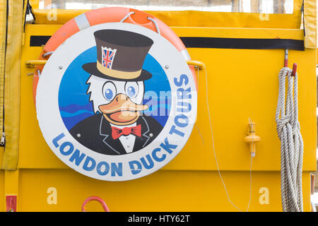London Duck Tours Logo an der Seite eine amphibische Tour-Bus in London Stockfoto