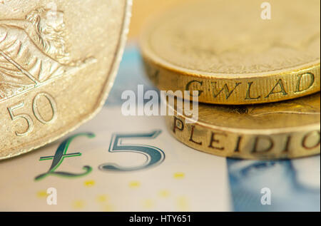 Der nationale Mindestlohn erhöht £7,50 am 1. April 2017 sich auf für alle Personen ab 25 Jahren Stockfoto