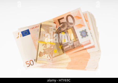 Euro mit Kautschuk auf fünfzig Euro Banknoten Haufen aufgerollt. Geld-Bündel-stack Stockfoto