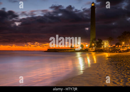 Leuchtturm von Maspalomas in Gran Canaria während des Sonnenuntergangs (Golden-Stunde) Stockfoto