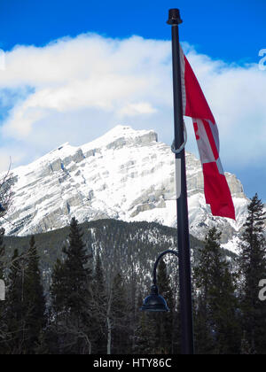 Cascade Mountain mit kanadische Flaf im Vordergrund Stockfoto