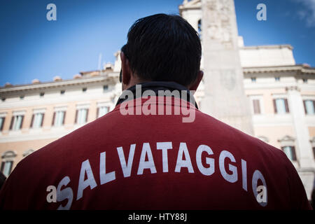 Rom, Italien. 15. März 2017. A zu protestieren vor Piazza Montecitorio gegen die "Bolkestein" die Eigentümer die Badeanstalten von ganz Italien. Bildnachweis: Andrea Ronchini/Pacific Press/Alamy Live-Nachrichten Stockfoto