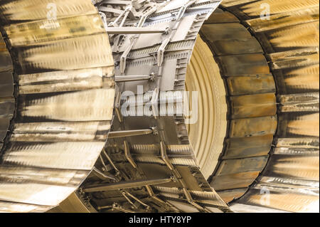 Zusammenfassung des verbrannten Motor Schub Steckdosen auf einem militärischen jet Stockfoto