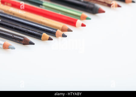 Make-up-Stifte-Set und Exemplar auf weißem Hintergrund Stockfoto