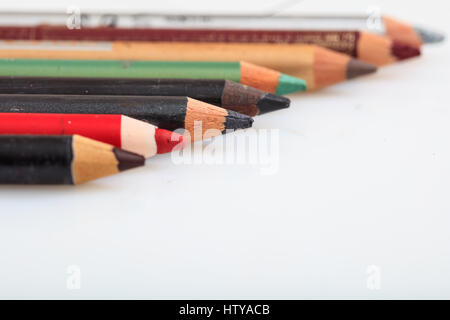 Make-up-Stifte-Set und Exemplar auf weißem Hintergrund Stockfoto