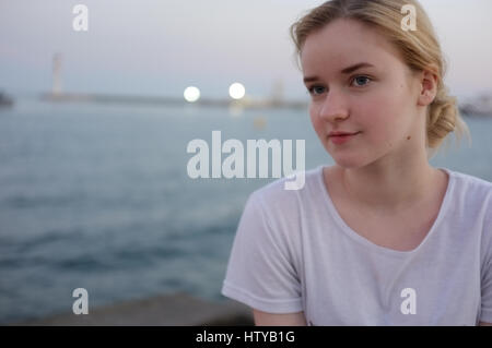 Teenager-Mädchen in Cannes marina Stockfoto