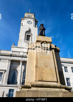 Kriegerdenkmal und Rathaus an der Barnsley South Yorkshire in England Stockfoto