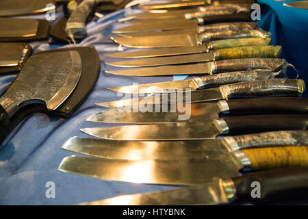 Sammlung von Jagdmesser, unterschiedlicher Größe, Stockfoto