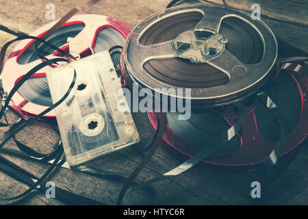 Retro-Audio-Walzen und Kassette auf alten Holztisch Stockfoto