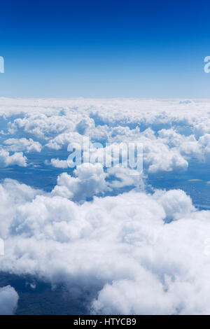 Wolken, die vom Flugzeug aus gesehen Stockfoto