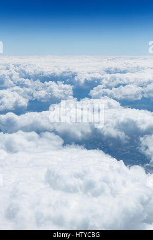 Wolken, die vom Flugzeug aus gesehen Stockfoto