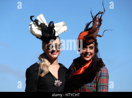 Racegoers kommen vor Ladies Day am zweiten Tag der 2017 Cheltenham Festival in Cheltenham Racecourse. Stockfoto