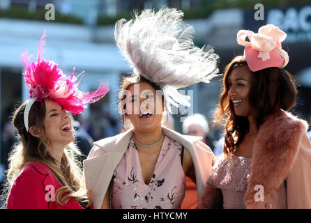 Racegoers kommen vor Ladies Day am zweiten Tag der 2017 Cheltenham Festival in Cheltenham Racecourse. Stockfoto