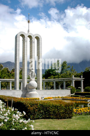 Hugenotten-Denkmal mit Wolken und Franschhoek Pass Bergen im Hintergrund, Franschhoek, Südafrika Stockfoto