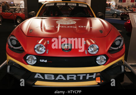 Vorderansicht eines Abarth 124 Spider Rallye-Boliden auf dem Abath Stand die 2017 London Classic Car Show Stockfoto