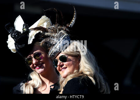 Racegoers kommen vor Ladies Day am zweiten Tag der 2017 Cheltenham Festival in Cheltenham Racecourse. Stockfoto