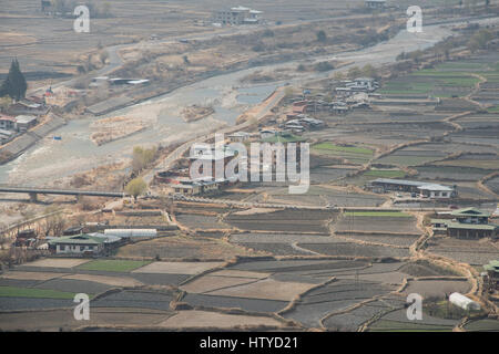 Bhutan, Paro. Übersicht über die Paro-Tal, die Paro Chhu (Fluss) und das umliegende Farmland. Stockfoto