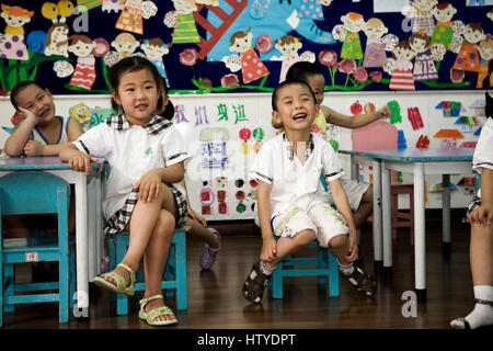 Chinesische Kinder in einem Kindergarten irgendwo in China. Stockfoto