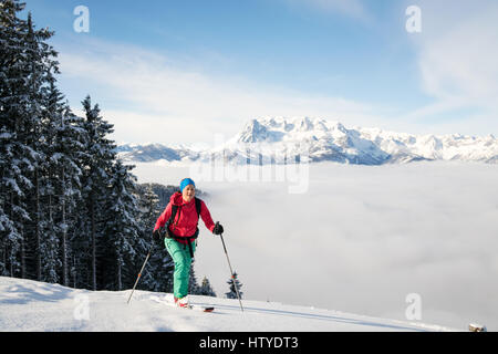 Frau auf Skiern, Salzburg, Österreich Stockfoto