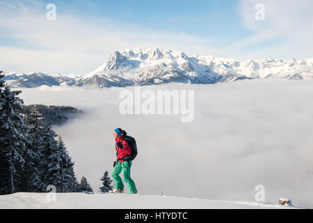 Frau auf Skiern, Salzburg, Österreich Stockfoto